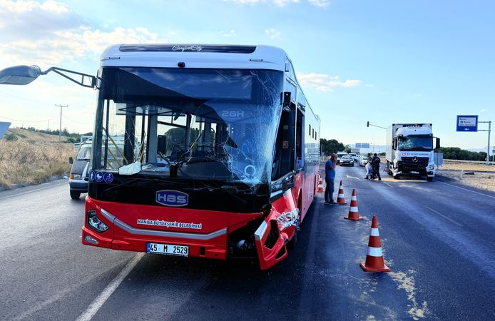 Manisa'da halk otobüsüyle tır çarpıştı