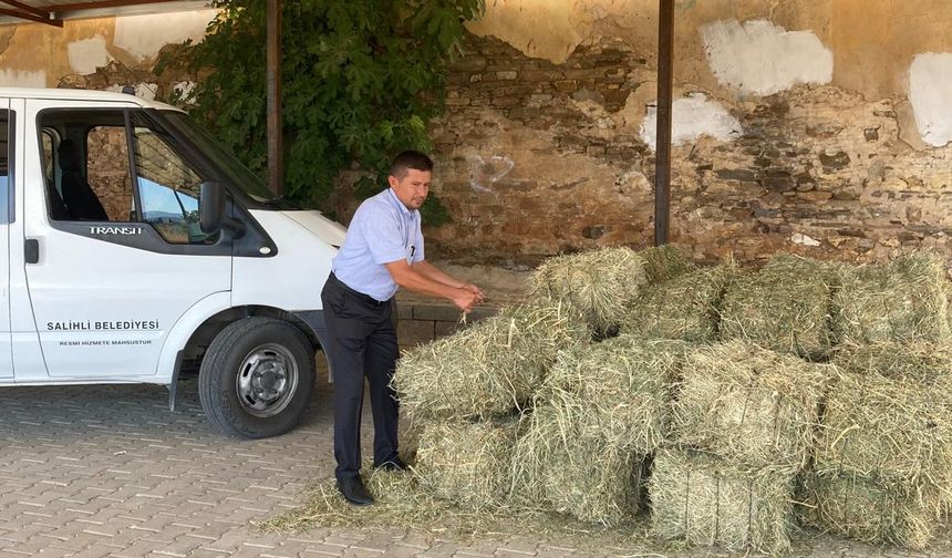 Salihli Belediyesi yangın mağduru vatandaşlara yonca ve yem desteği verdi