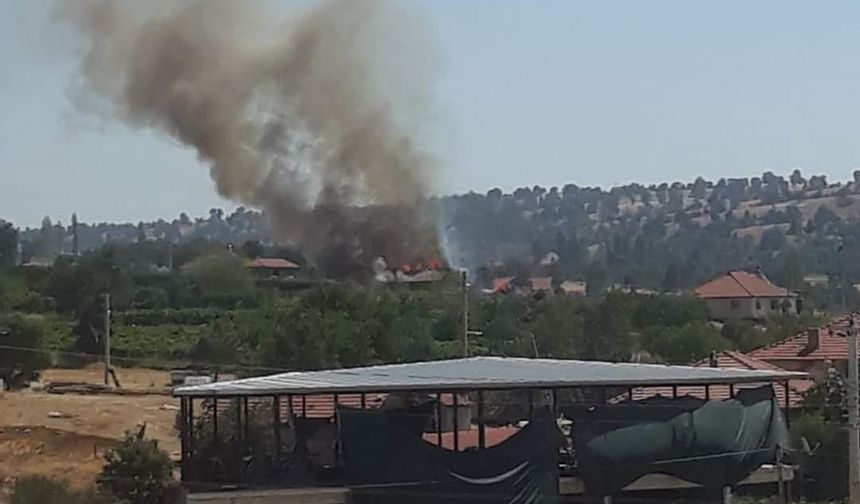 Manisa'da samanlıkta çıkan yangında tütün, buğday ve samanlar kül oldu