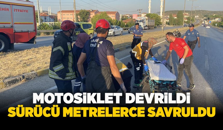 Manisa'da devrilen motosikletteki sürücü metrelerce savruldu