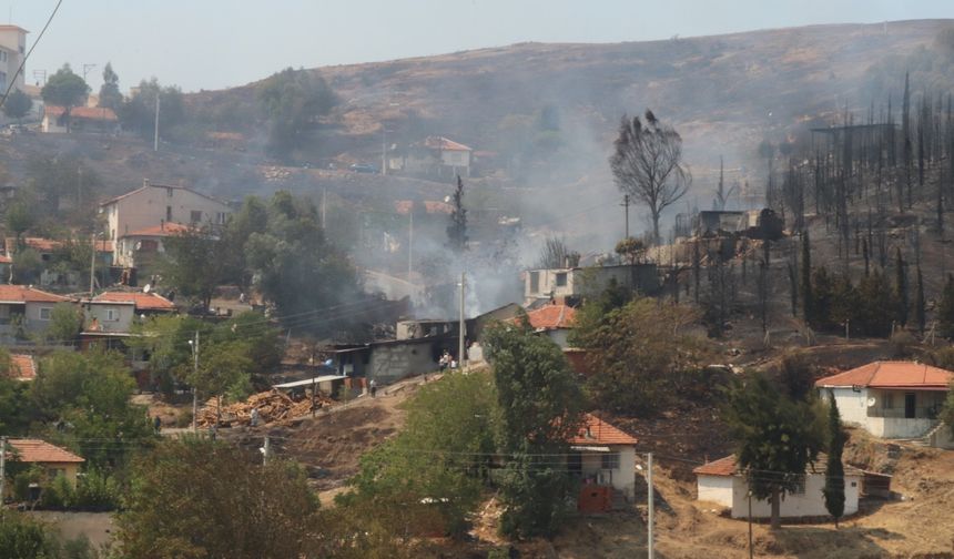 İzmir’deki orman yangını yerleşim yerlerine sıçradı