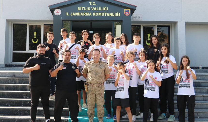 Manisalı sporcular Tuğgeneral Zafer Tombul’u ziyaret etti