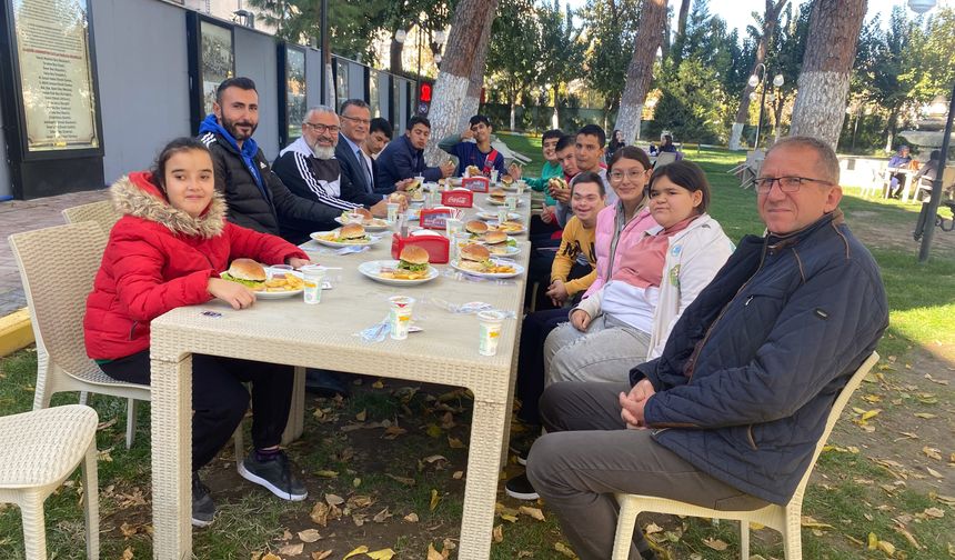 Başkan Ahmet Öküzcüoğlu özel öğrencilerle bir araya geldi