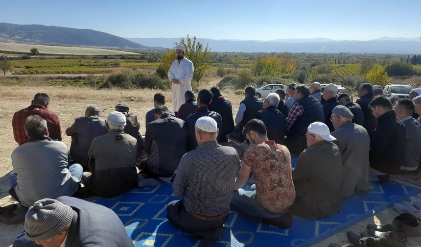 Manisa'da vatandaşlar yağmur duasına çıktı