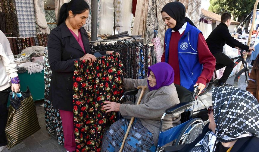 Huzurevi sakinleri gönüllüler eşliğinde pazarda alışveriş yaptı