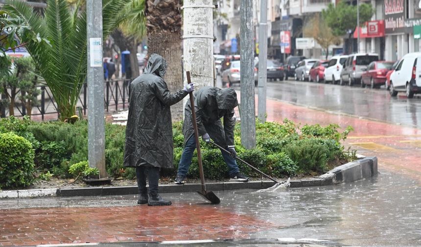 Büyükşehir ve MASKİ ekipleri yağışta sahadaydı