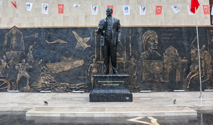 100. Yıl Meydanı Atatürk heykeliyle taçlandı