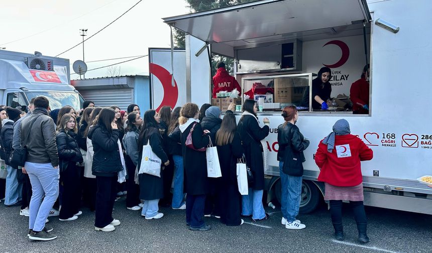 Türk Kızılay Manisa'dan 10 bin öğrenciye yemek
