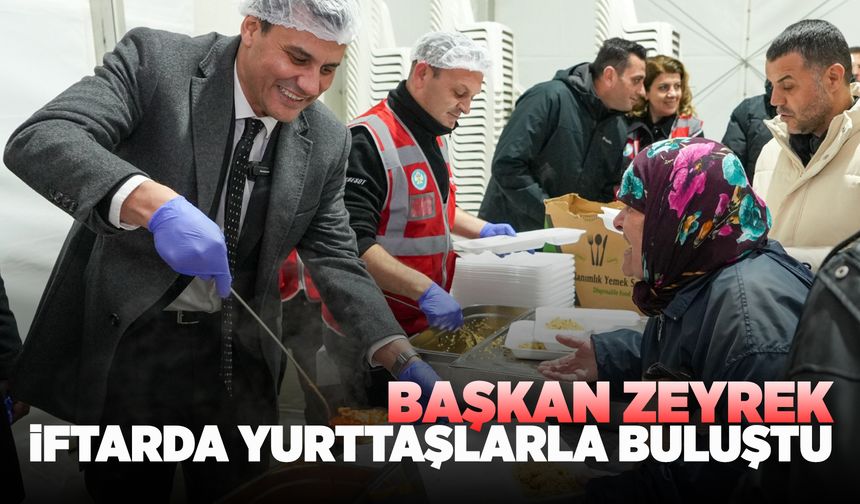Başkan Zeyrek iftarda yurttaşlara yemek ikramında bulundu