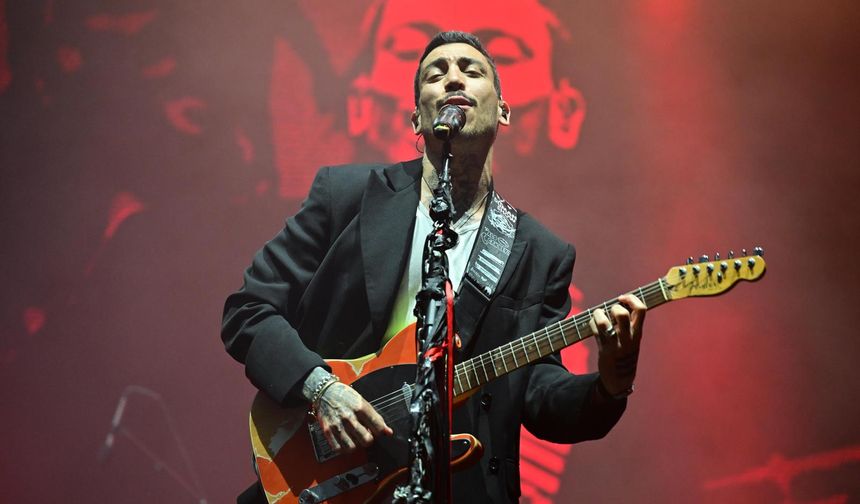 Can Bonomo Manisalı hayranlarıyla en güzel şarkılarını seslendirdi