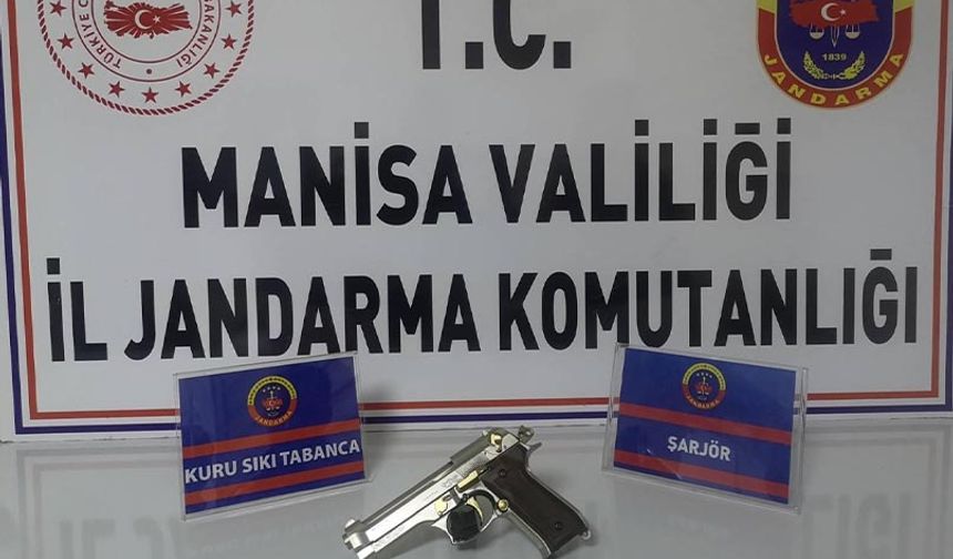 Üst aramasında ruhsatsız tabancayla yakalandı