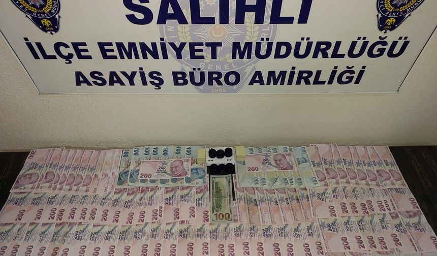 Manisa'da aranan şahıslar kumar oynarken yakaladı