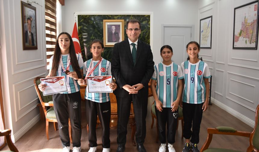 Salihlili şampiyon sporcular sevinçlerini kaymakamla paylaştı