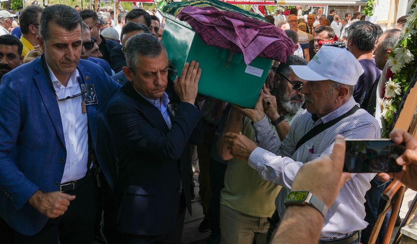 Özgür Özel Manisa'da Cemre Öğren’in cenazesine katıldı