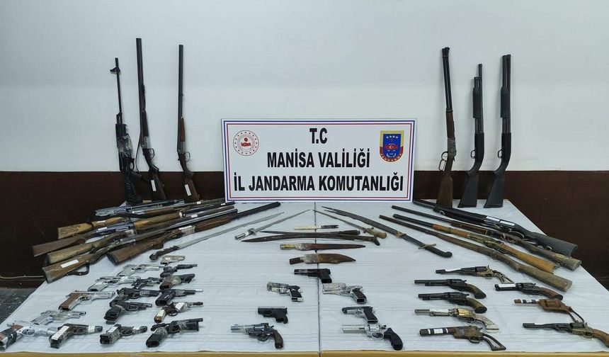 Manisa'da baskın yapılan evden cephanelik çıktı