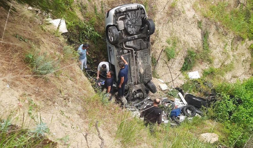 Manisa-Denizli Karayolunda kaza: Otomobil karşı şeride geçip şarampole uçtu
