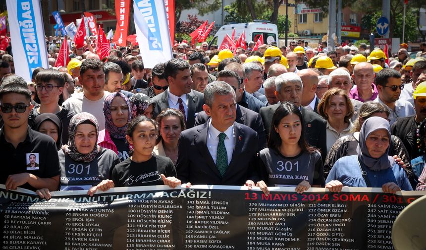 Özgür Özel Soma'da maden şehitlerini andı