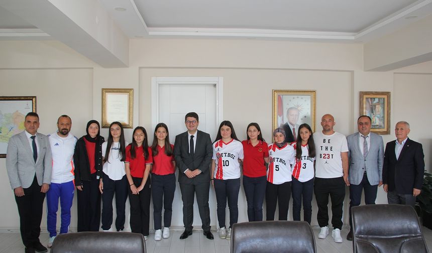 Kula Kaymakamı Özdemir sporcuları ağırladı
