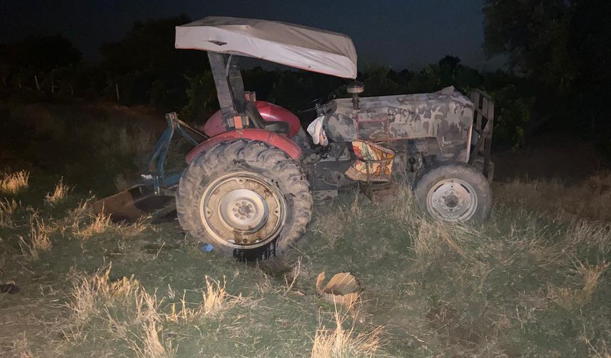 Manisa'da traktörle ticari araç çarpıştı