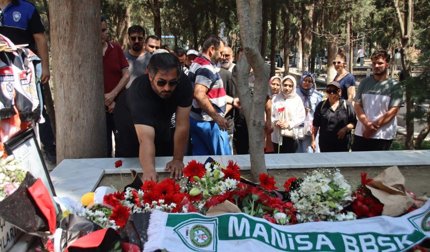 Manisa Gazeteciler Cemiyeti'nden Ferdi Zeyrek'in mezarına ziyaret