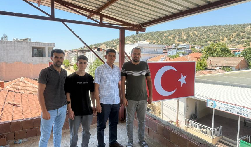 Manisalı muhtar ilk maaşıyla Türk Bayrağı yaptırdı