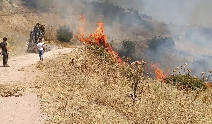 Gördes'teki yangına havadan ve karadan müdahale sürüyor