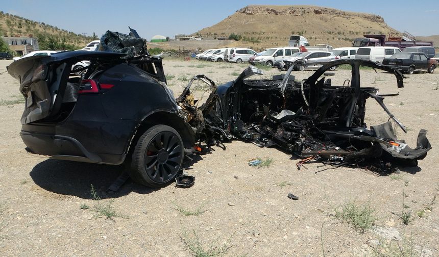 Tesla feci kazada ikiye bölündü