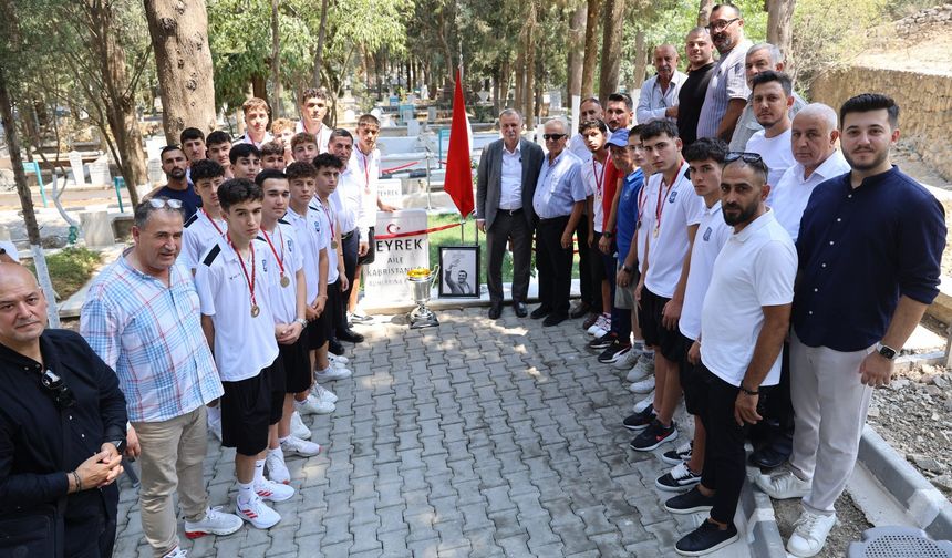 Şampiyonlar başarısını Ferdi Zeyrek'e armağan etti