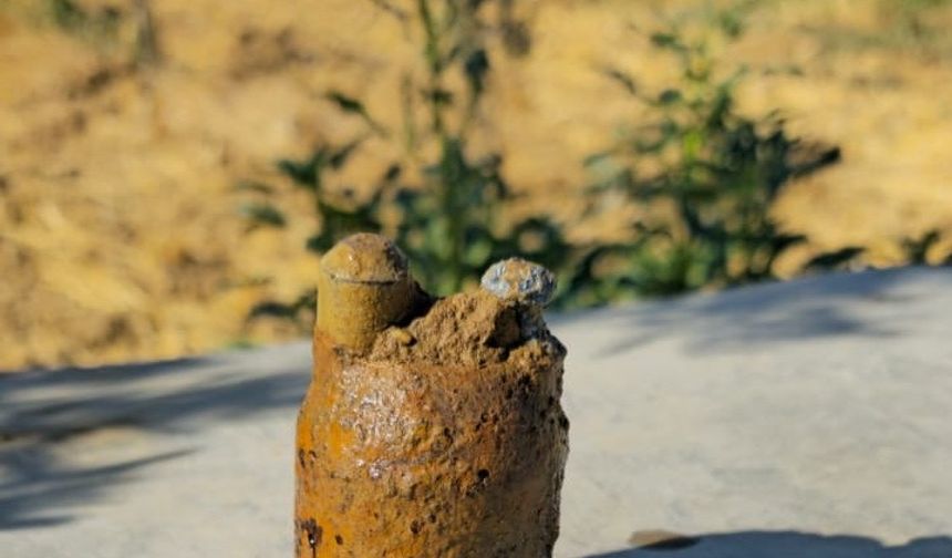Manisa’da zeytin bahçesinde asırlık top mermisi bulundu