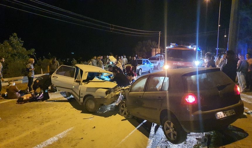 Manisa'da 2 araç kafa kafaya çarpıştı: 7 kişi yaralandı