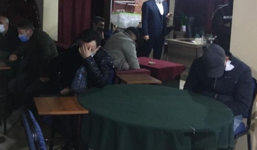 Manisa’da iki kahvehaneye kumar baskını