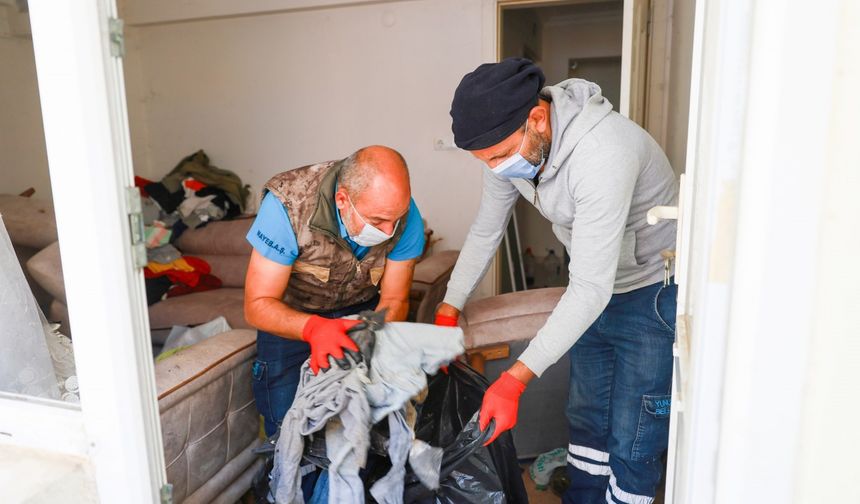 Manisa'daki çöp evden 2 kamyon çöp çıktı