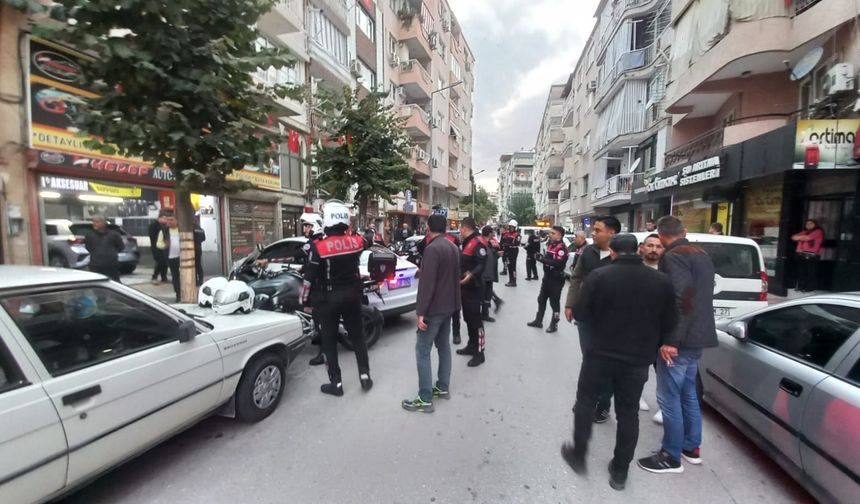 Manisa Adliyesi önünde kavga: Polis arbedenin arasında kaldı