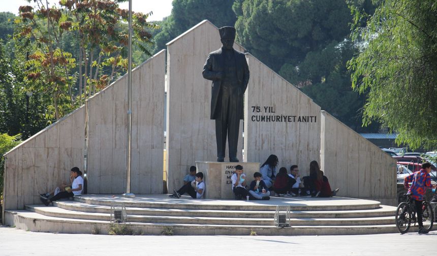 Yemekhaneye alınmayan öğrenciler sokakta yemek yiyor