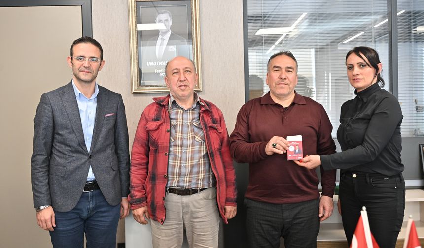 Kaybolan Alzheimer hastasına takip cihazlı akıllı bileklik hediye edildi