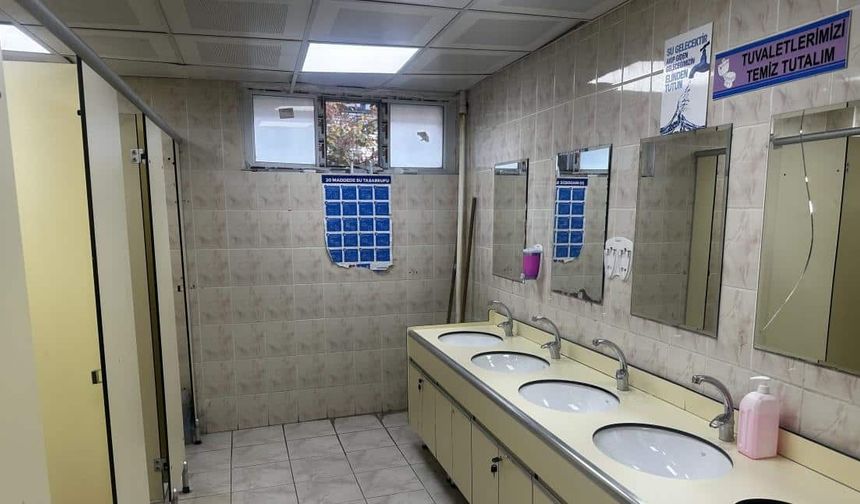 Bir kolejdeki Bilişim Öğretmeni, okul tuvaletlerine gizli kamera yerleştirdi!