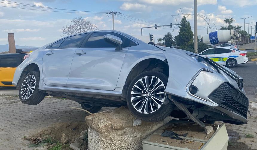 Manisa'da kontrolünü kaybeden otomobil refüje çıktı
