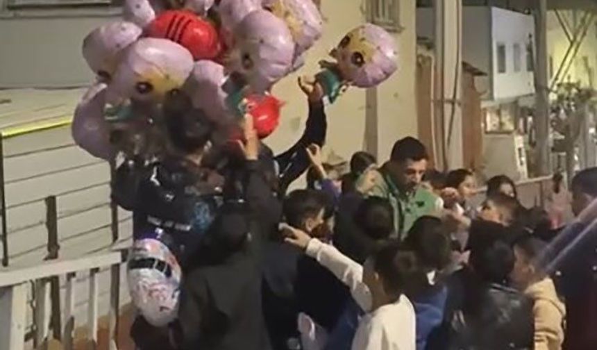 Manisa'da baloncudan çocuklara Ramazan sürprizi
