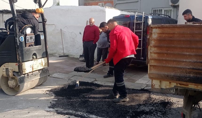 Şehzadeler'de bozulan yollar onarılıyor