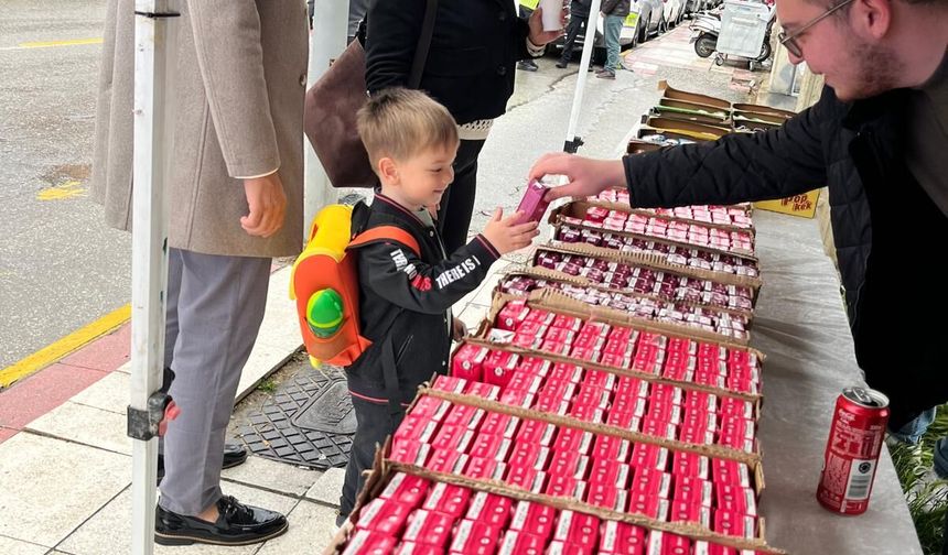 CHP Alaşehir Gençlik Kolları'ndan miniklere bayram jesti
