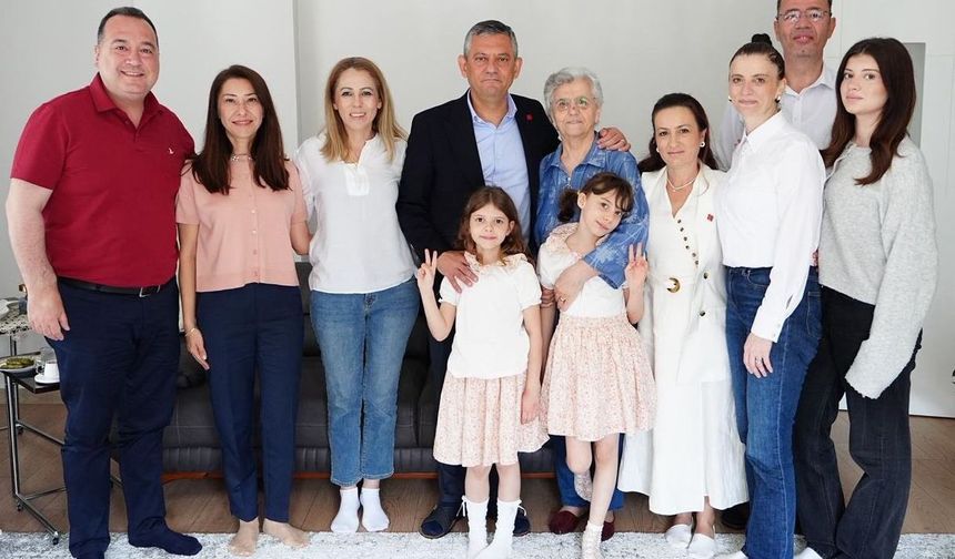 Özgür Özel, Ferdi Zeyrek ve Gülşah Durbay'ın annesini ziyaret etti
