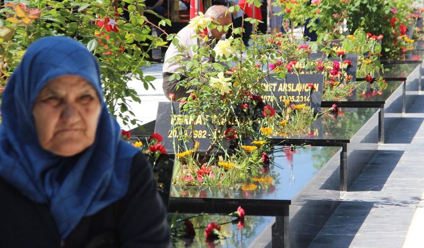Soma maden şehitleri mezarları başında anıldı