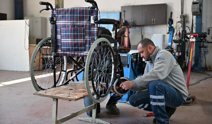 Manisa'da tekerlekli sandalyelere ücretsiz bakım ve onarım