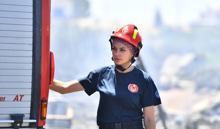 İzmir'in ilk ve tek kadın itfaiye şoförü görev başında