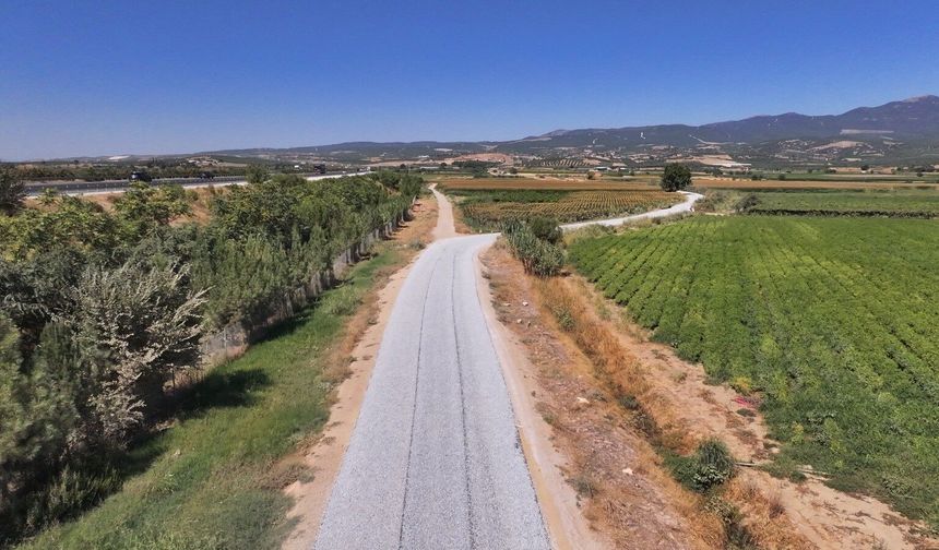 Manisa'da çiftçinin yollardaki toz çilesi sona eriyor
