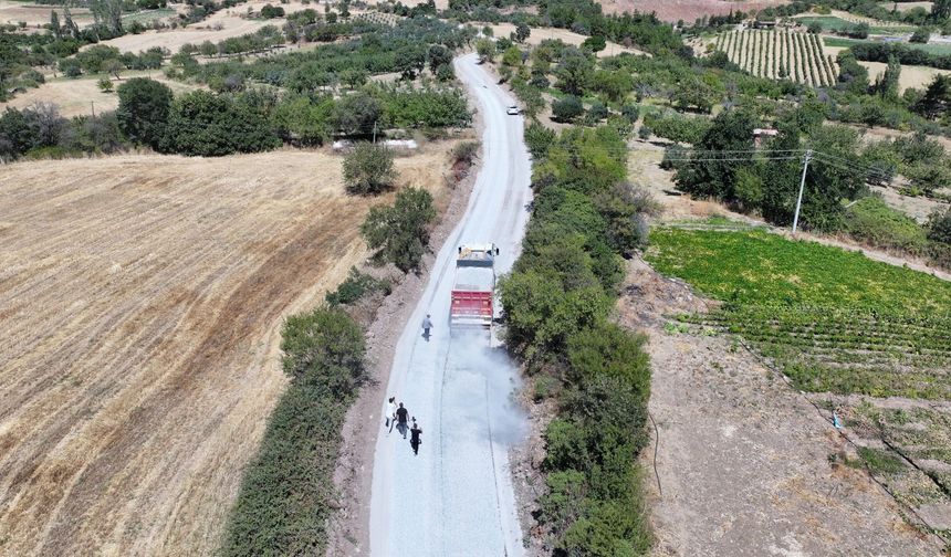 Manisa'da 1999’da açılan yol 27 yıl sonra asfaltla buluştu