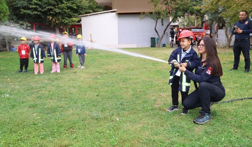 Şehzadeler'de minikler itfaiyecilik mesleğini yerinde öğrendi
