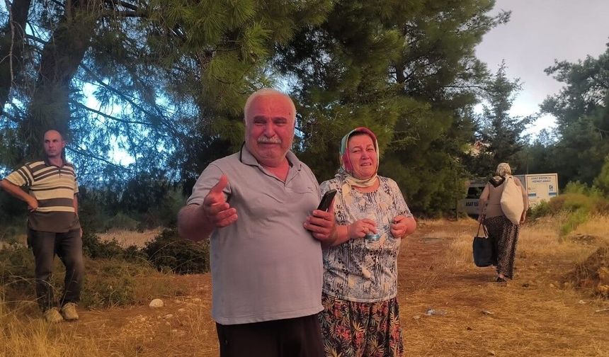 Mahalleyi saran orman yangınını gözyaşları içinde izlediler