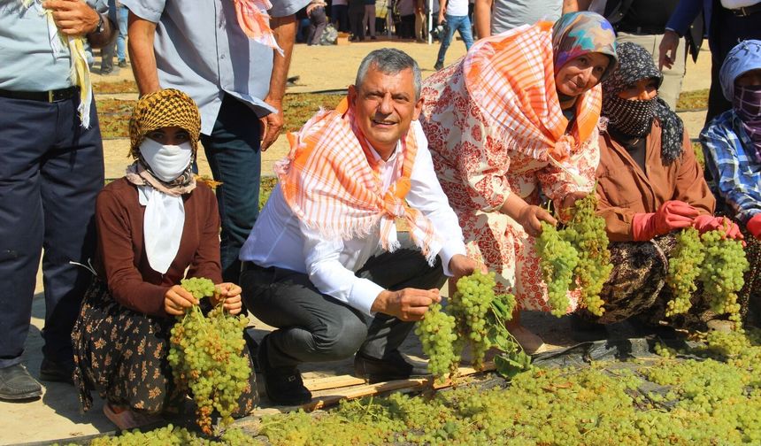 Özgür Özel Manisa'da üzüm üreticisiyle buluştu