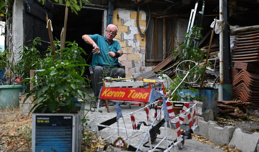 Hurda parçalardan oyuncak yapıp çocuklara hediye ediyor
